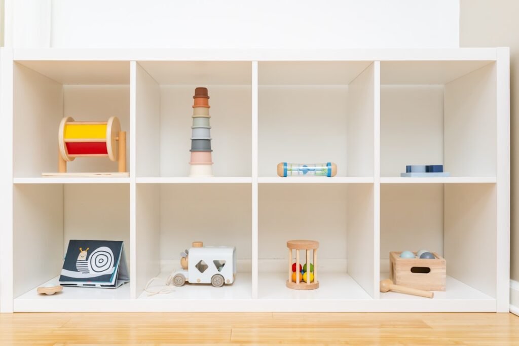 Estantería con juguetes infantiles organizados por categorías en una habitación