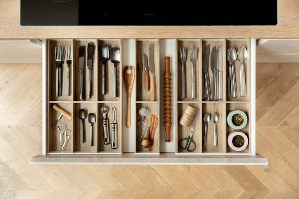 Cajón de cocina organizado con divisores para cubiertos y utensilios