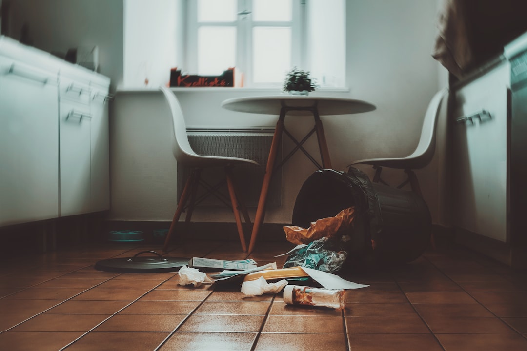 Cocina desordenada antes de aplicar una rutina de limpieza organizada