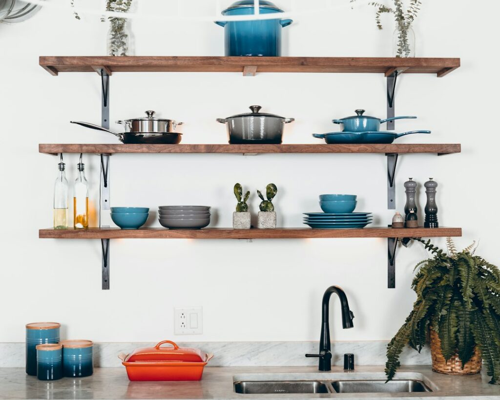 Cocina pequeña organizada con estantes y almacenamiento compacto