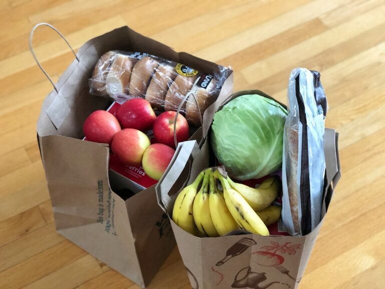 Bolsas con compras del hogar y alimentos frescos
