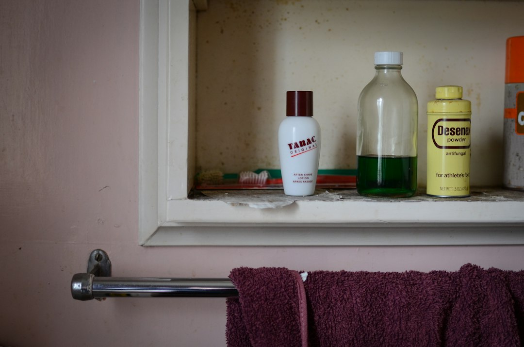 Cestas con productos de baño agrupados por categoría