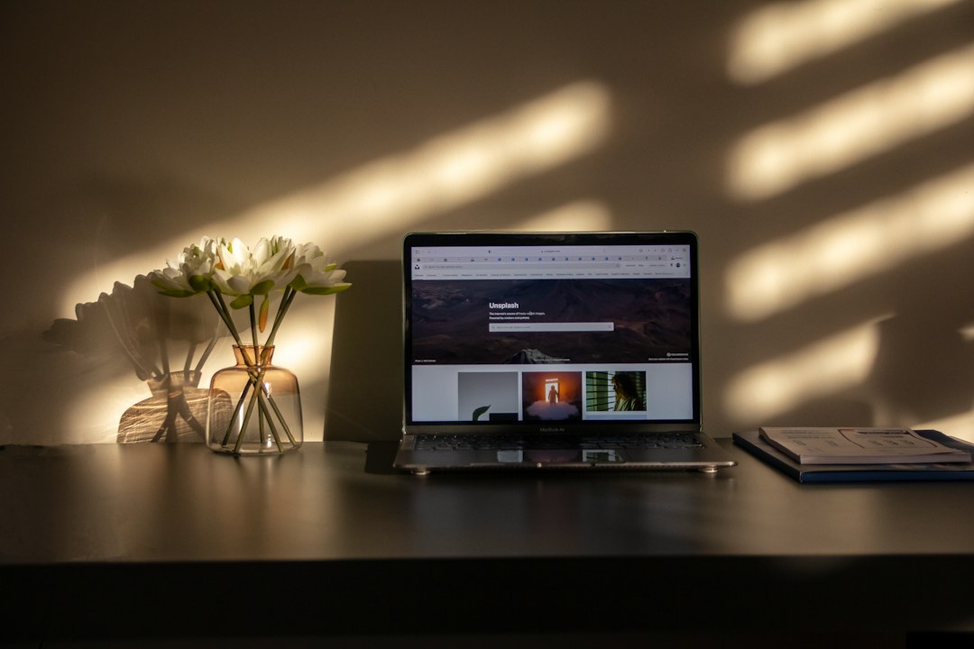 Persona organizando archivos digitales en su escritorio