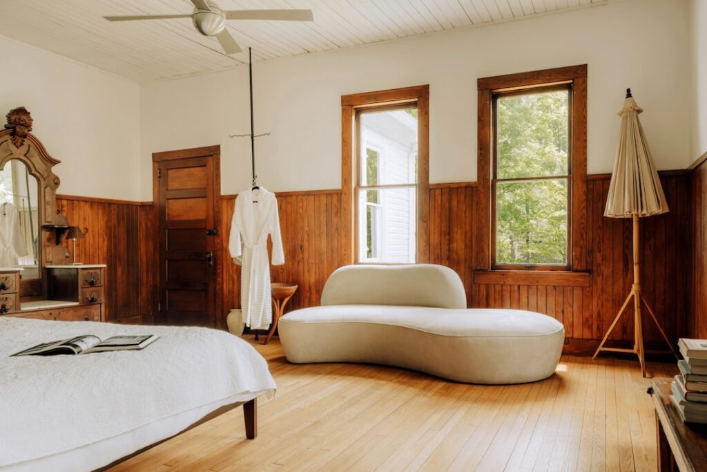 Dormitorio ordenado con tonos cálidos y luz natural