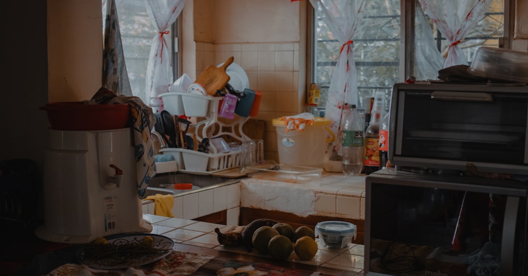 Encimera con objetos antes de una limpieza rápida de cocina