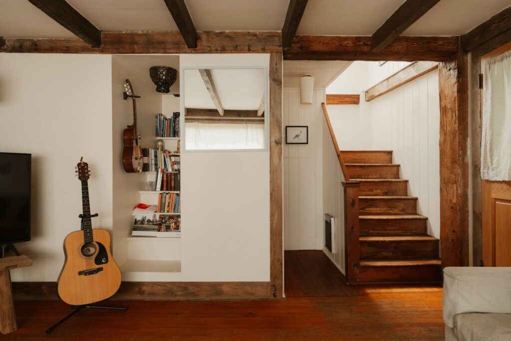 Espacio bajo la escalera con soluciones prácticas de almacenamiento y decoración, imagen 1
