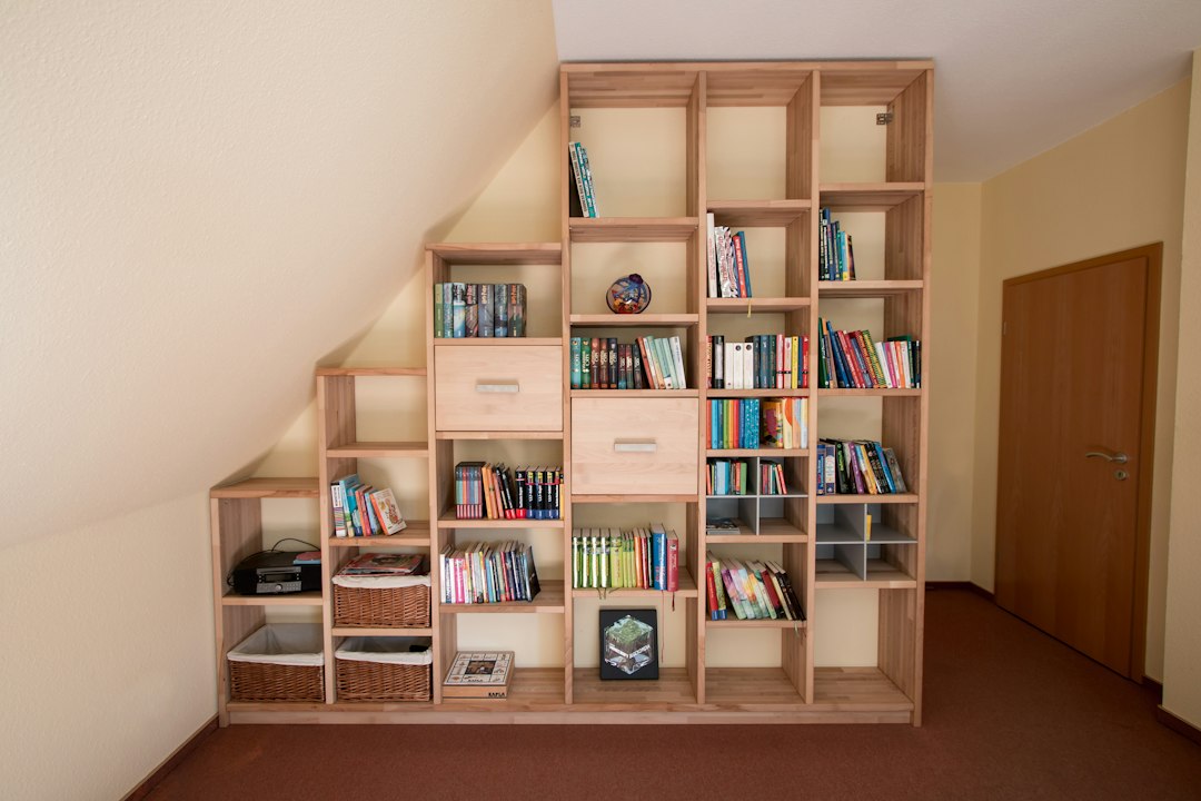Inspiración de almacenamiento y distribución para espacio bajo escalera, imagen 4