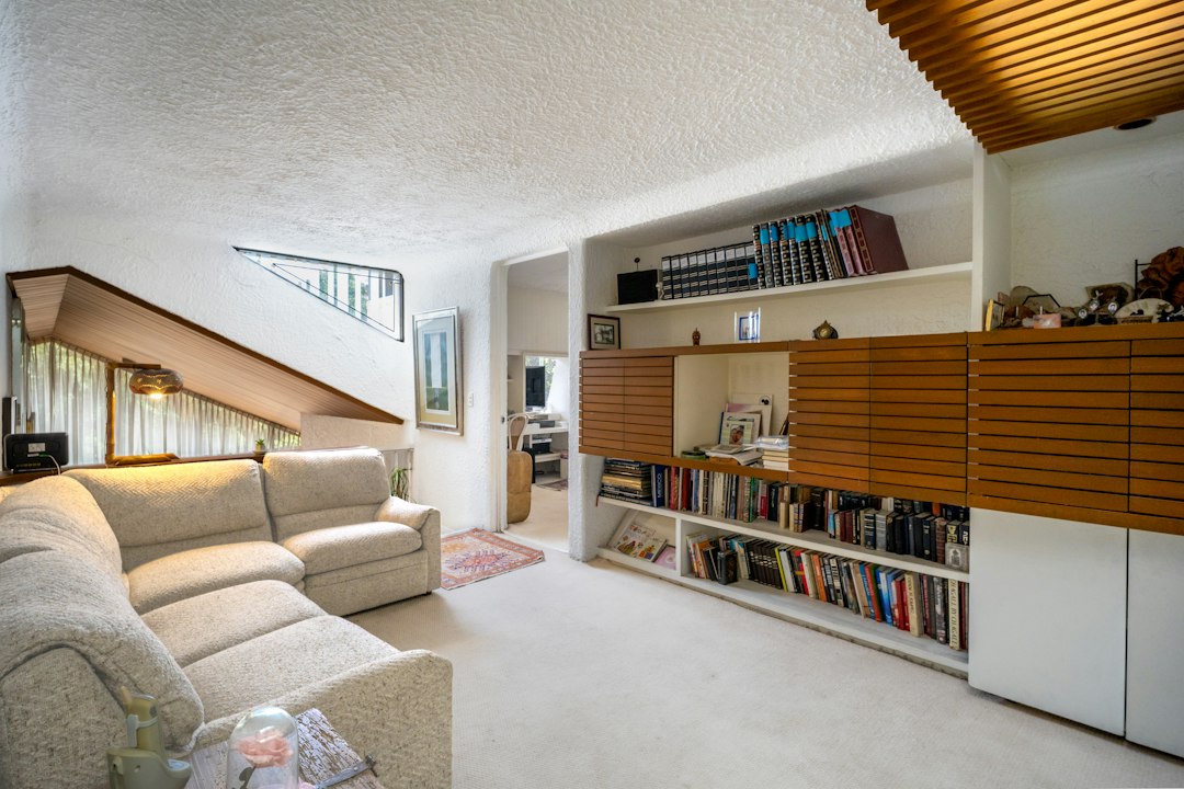 Inspiración de almacenamiento y distribución para espacio bajo escalera, imagen 5