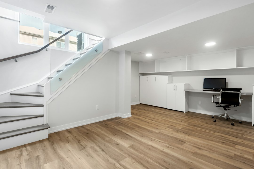 Inspiración de almacenamiento y distribución para espacio bajo escalera, imagen 8