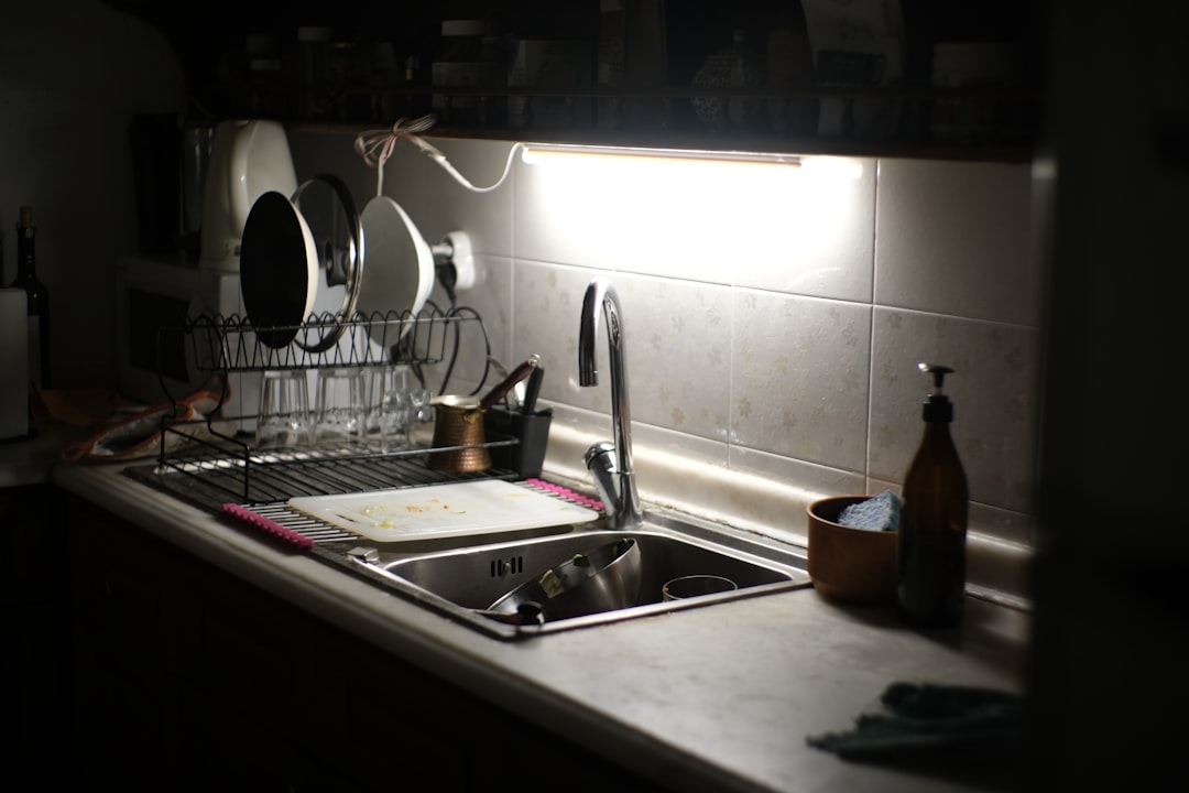 Paños y utensilios secándose antes de guardarse en un armario