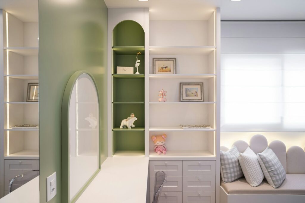 Habitación infantil organizada con espacio para juguetes, libros y almacenamiento