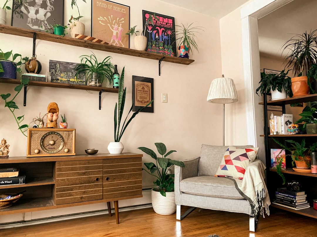 Lámpara y mesa auxiliar para decorar una sala pequeña sin ocupar demasiado espacio