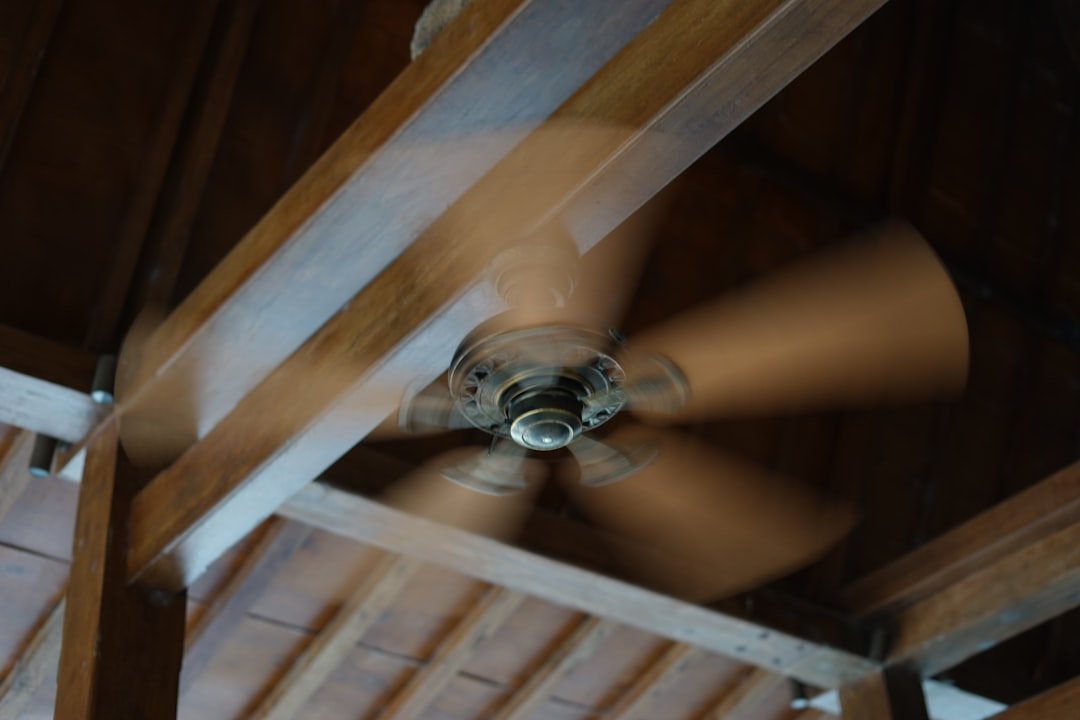 Aspas de ventilador retirando polvo con microfibra
