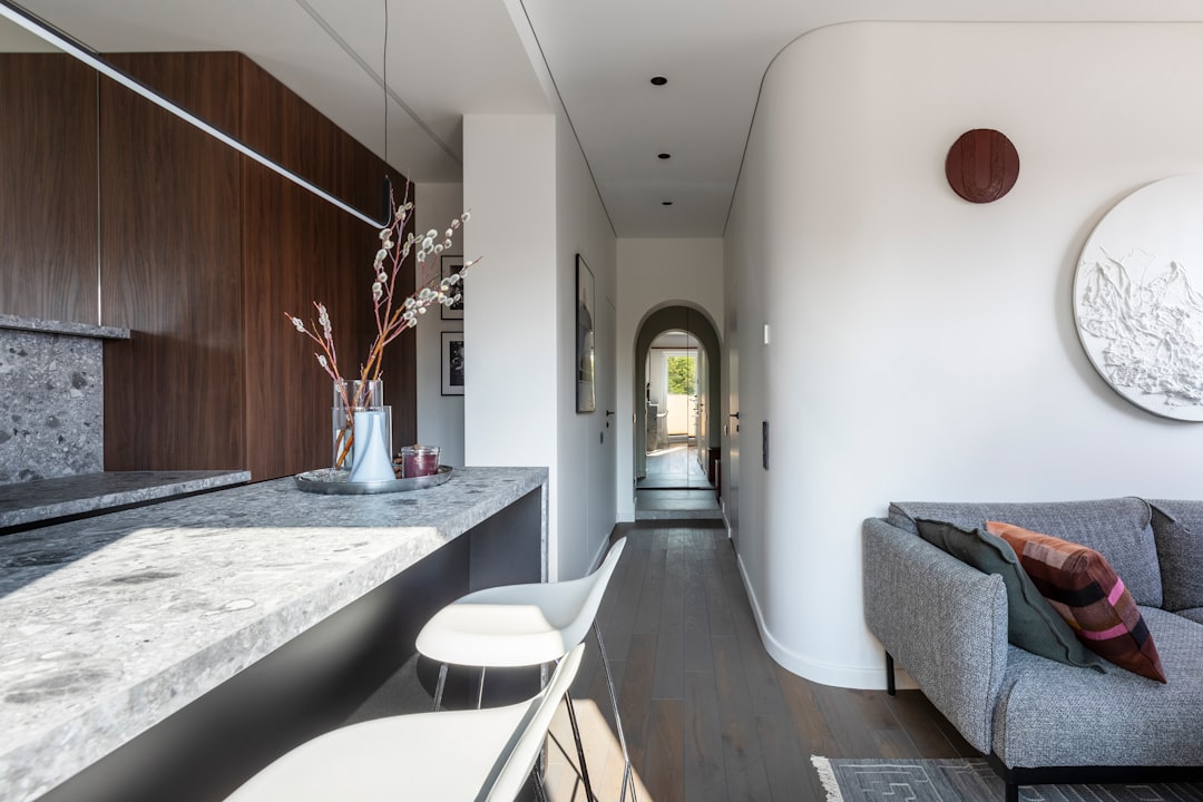 Pasillo estrecho decorado con muebles ligeros y buena iluminación