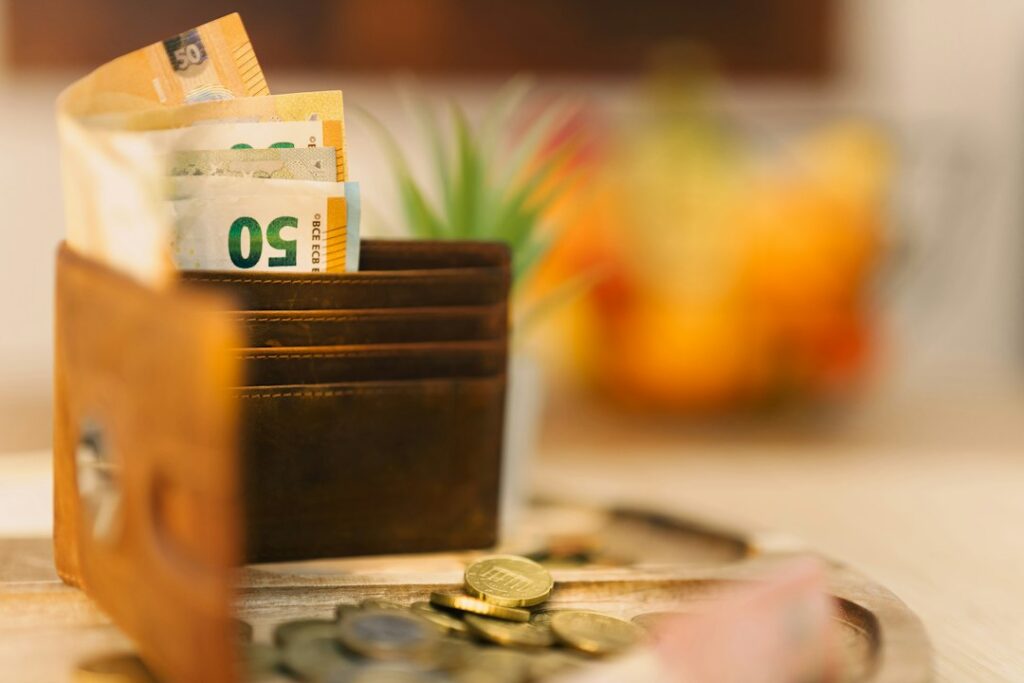 Dinero, cartera y facturas para organizar el presupuesto del hogar