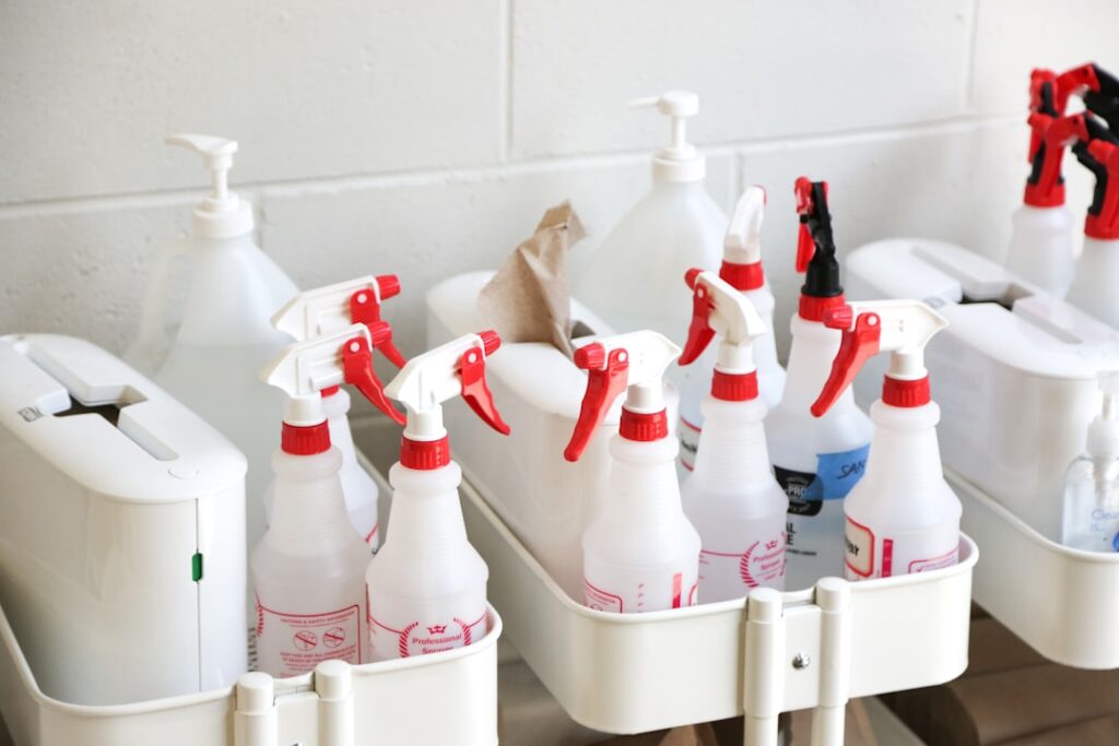 Productos de limpieza organizados para controlar compras y reducir gastos