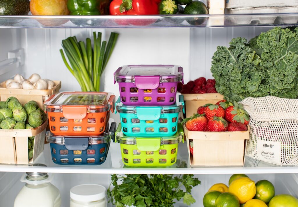 Refrigerador organizado con recipientes y alimentos distribuidos en estantes