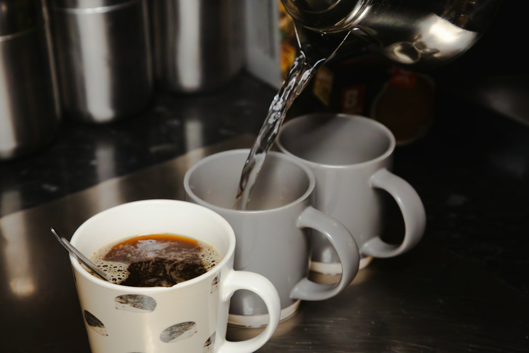 Rincón de café ubicado en una encimera de cocina