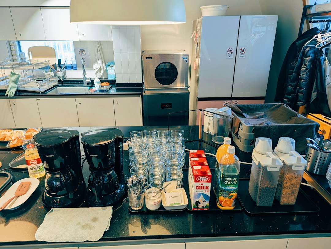 Cafetera colocada de forma segura cerca de un enchufe