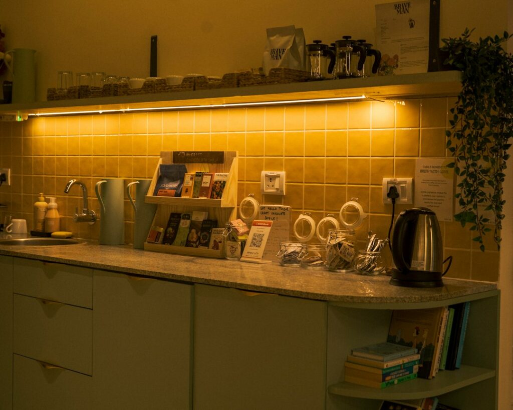 Rincón de café organizado en una cocina pequeña