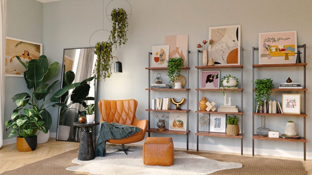 Rincón de lectura con sillón y estantería para decorar espacios pequeños