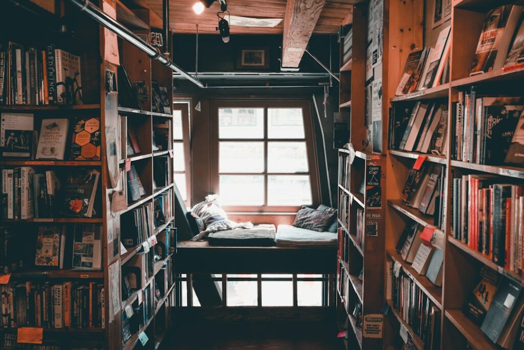 Rincón de lectura en casa: inspiración 1 para un espacio cómodo y ordenado