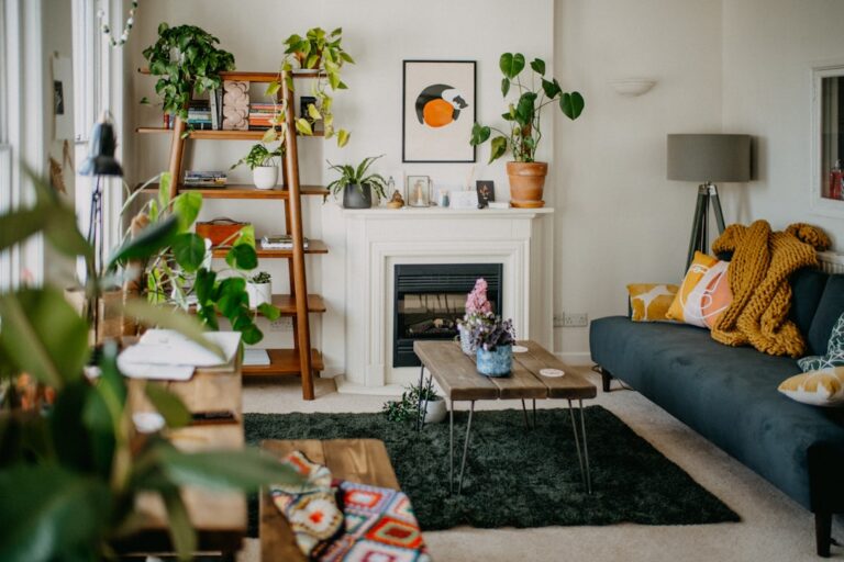 Sala cálida y acogedora decorada con muebles y accesorios sencillos