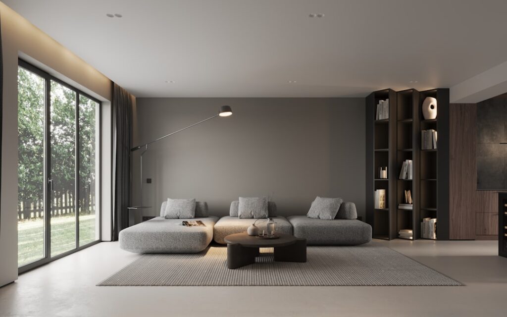 Sala minimalista con pocos muebles y luz natural