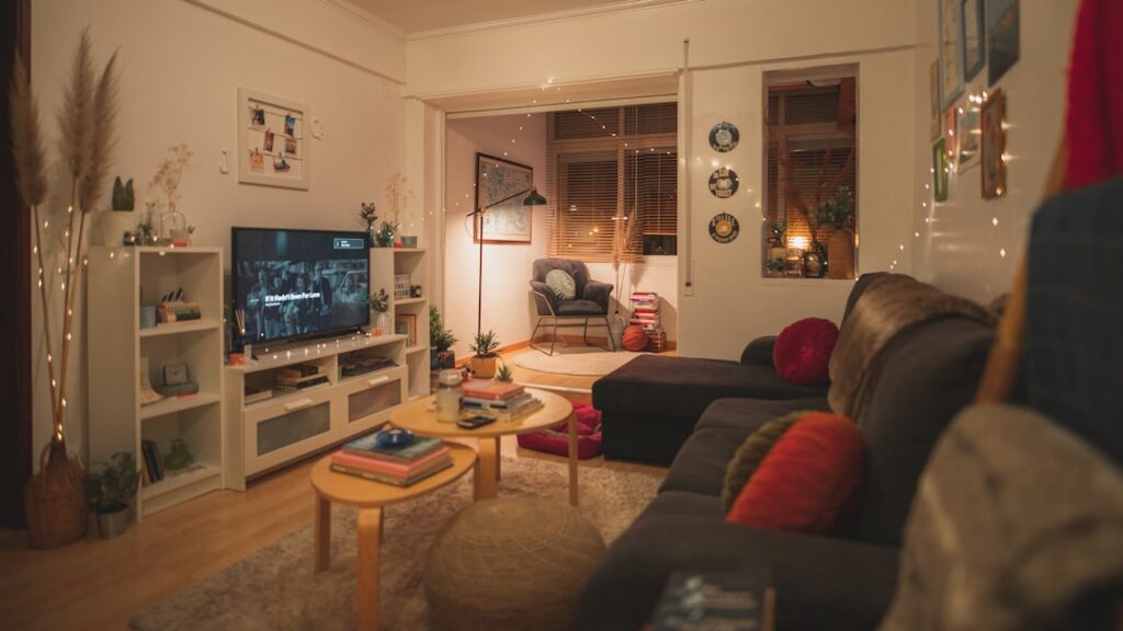 Sala pequeña decorada con mobiliario compacto y ambiente acogedor
