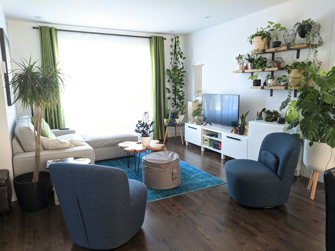 Sala luminosa con elementos verdes como inspiración para una pared decorada