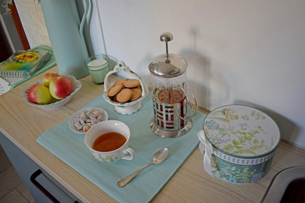 Estación de desayunos organizada en la cocina: referencia visual 1