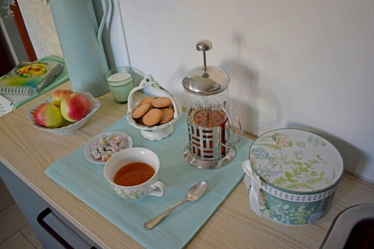 Estación de desayunos organizada en la cocina: referencia visual 1