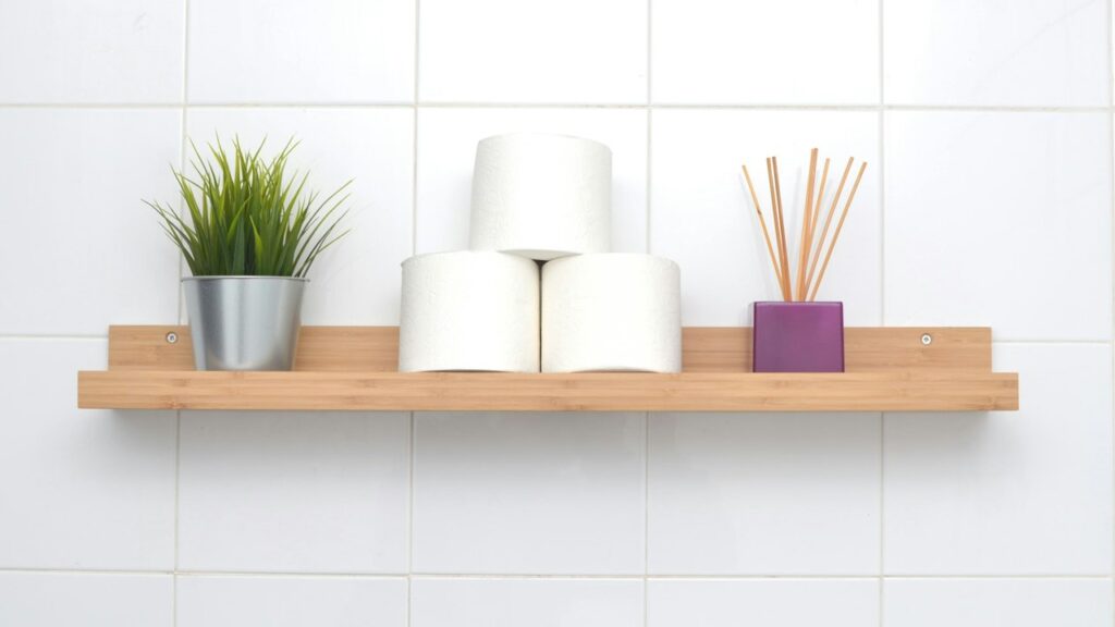 organizar un baño pequeño: 30 ideas prácticas para ganar espacio y mantenerlo ordenado